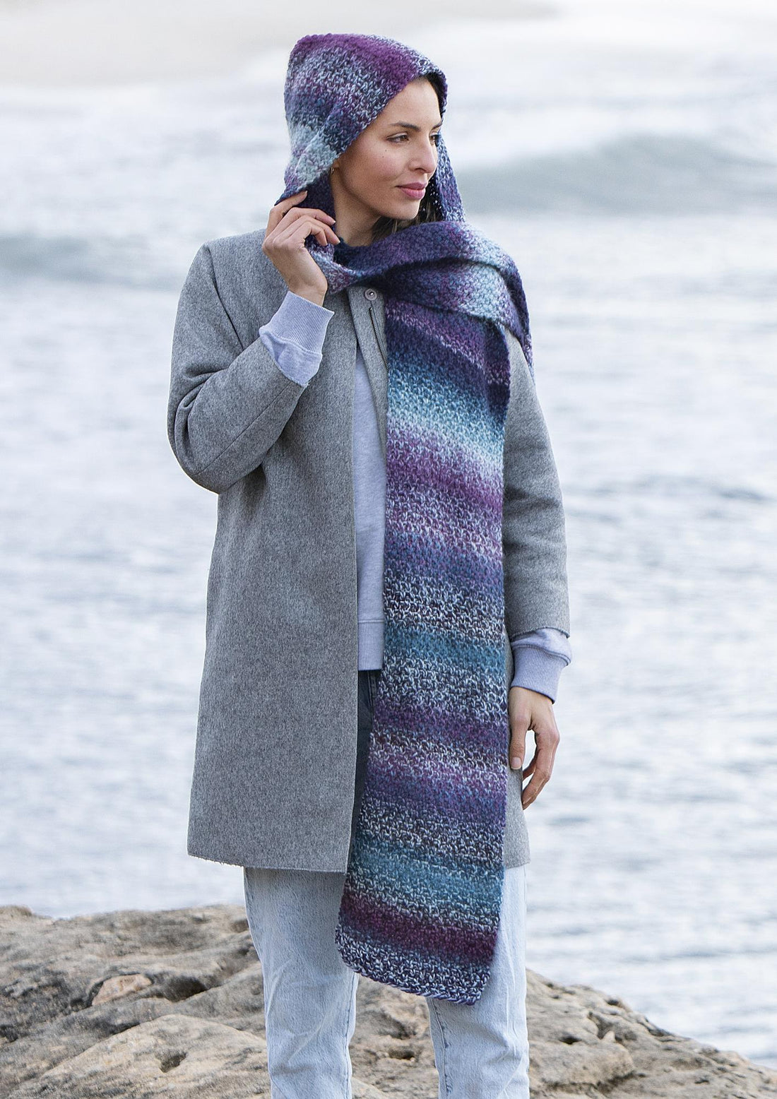 Warmer Style mit Farbspiel: Der Kapuzenschal „Tiefsee“ - Rebecca-Online.de