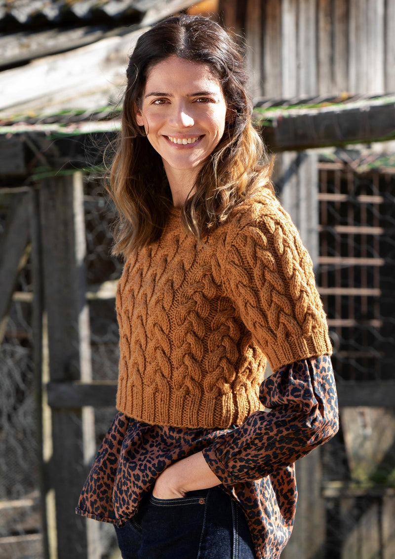Short-sleeved sweater with braids