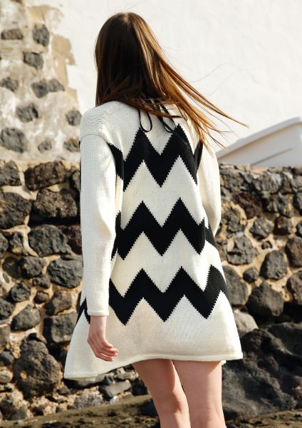 Coat with zigzag pattern