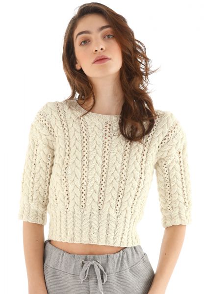 Kurzer Pullover mit Zopfmuster