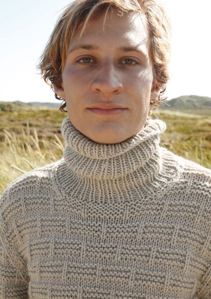 Men’s Turtle-Neck Sweater with structure pattern