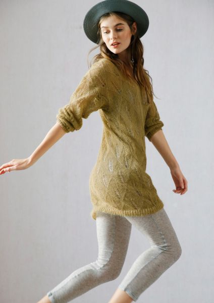 Long peep-hole pattern jumper